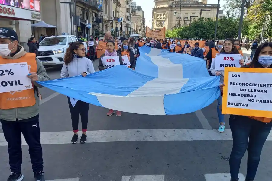 PROTESTA DE SITAS. Trabajadores autoconvocados de la salud reclamaron frente a la Casa de Gobierno. Foto de LA GACETA / Por Analía Jaramillo