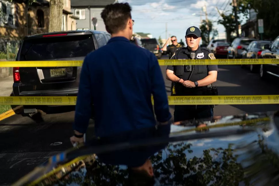 GUARDIA. Policías de Nueva Jersey montan guardia frente a la residencia de Hadi Matar, in Fairview.  