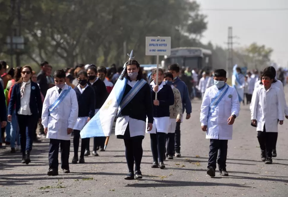LA EMOCIÓN DE UN PUEBLO. Alrededor de 450 alumnos, pertenecientes a 25 escuelas, participaron del desfile en La Ramada. Fue un día de fiesta. 