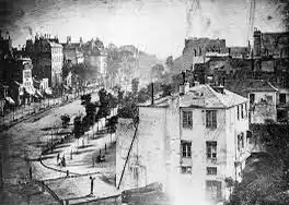 Boulevard du Temple by Louis Daguerre, 1838 . Aparece por primera vez una persona en una fotografía 