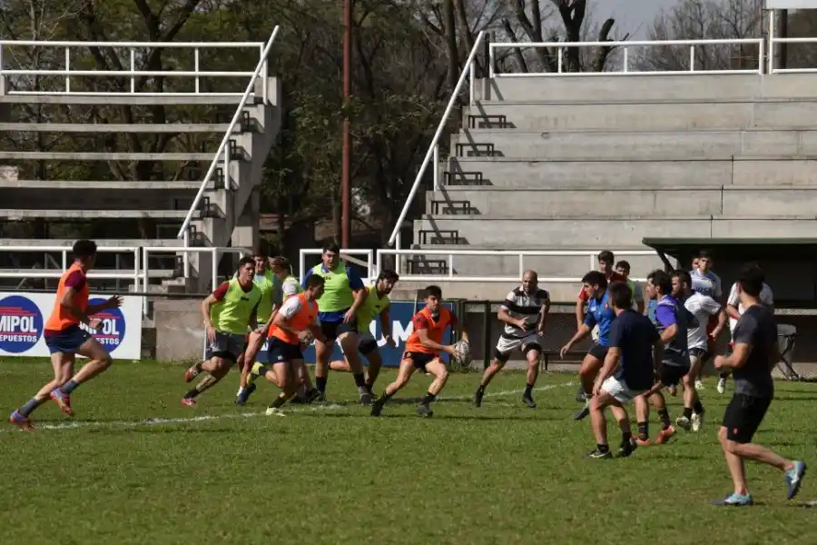 ENSAYO. Tucumán Rugby tuvo su última práctica ayer, de cara a la definición del sábado. Aunque ganaron el más reciente de los duelos con Huirapuca, saben que no pueden descuidarse en lo más mínimo. 