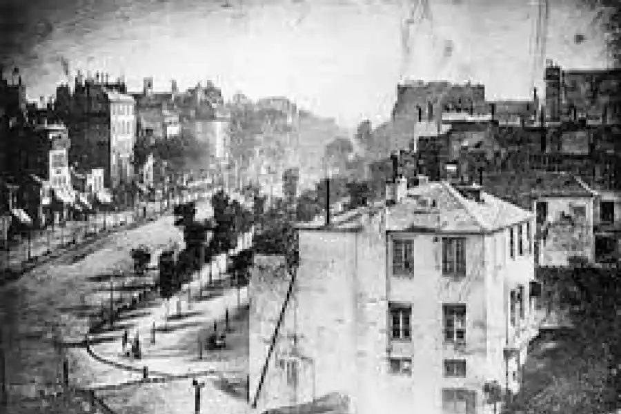 Boulevard du Temple by Louis Daguerre, 1838 . Aparece por primera vez una persona en una fotografía 