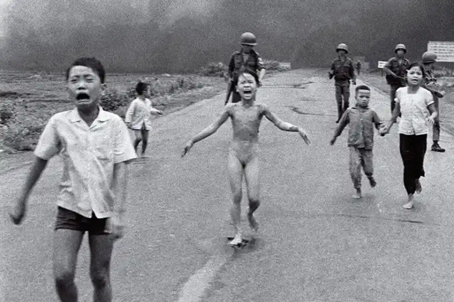 Niña vietnamita escapando de las bombas incendiarias. Foto de Nick Ut, 1972