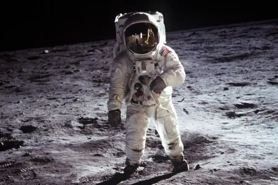 El astronauta Buzz Aldrin caminando sobre la superficie de la Luna, 20 de julio de 1969. Foto de Neil Armstrong / NASA