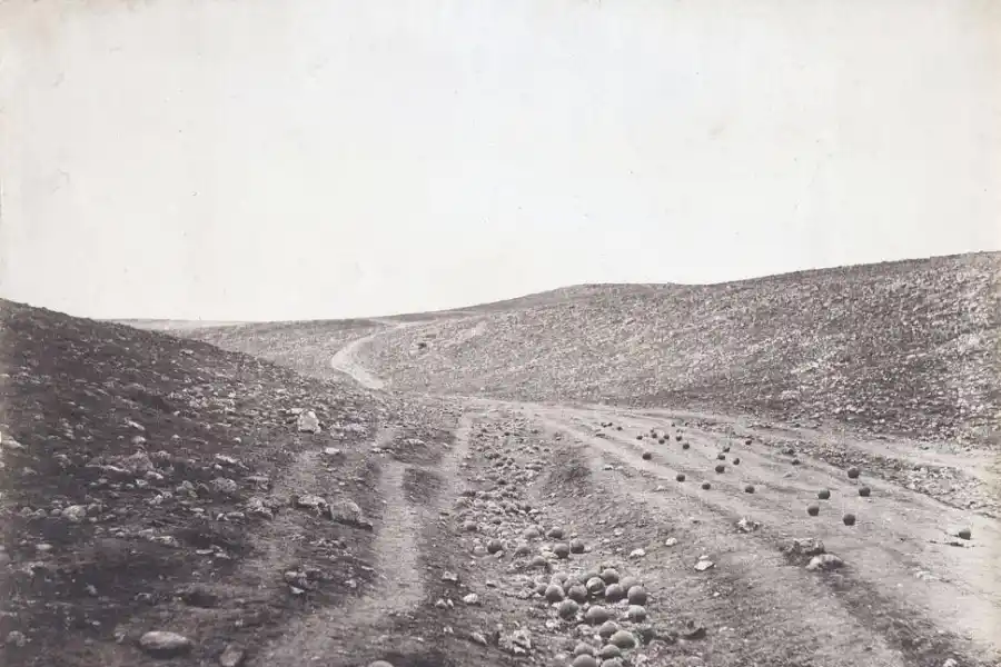 El valle de la sombra de la muerte por Roger Fenton, 1855 . Primera fotografia de guerra en la guerra de  Crimea.