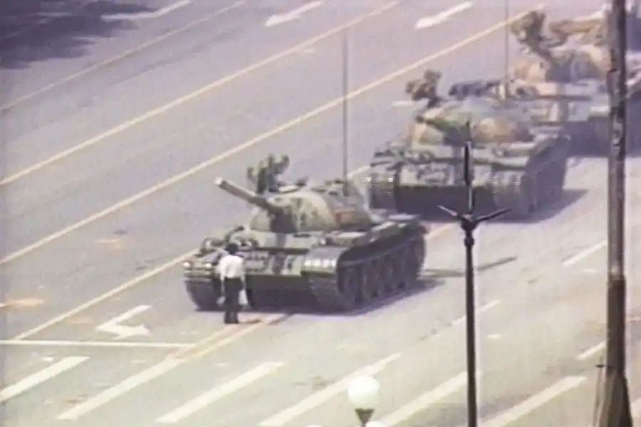 El 5 de junio de 1989, un hombre se paró frente a un tanque chino impidiendo el avance ,después de la masacre de la Plaza de Tiananmen. Foto AP - Jeff Widener