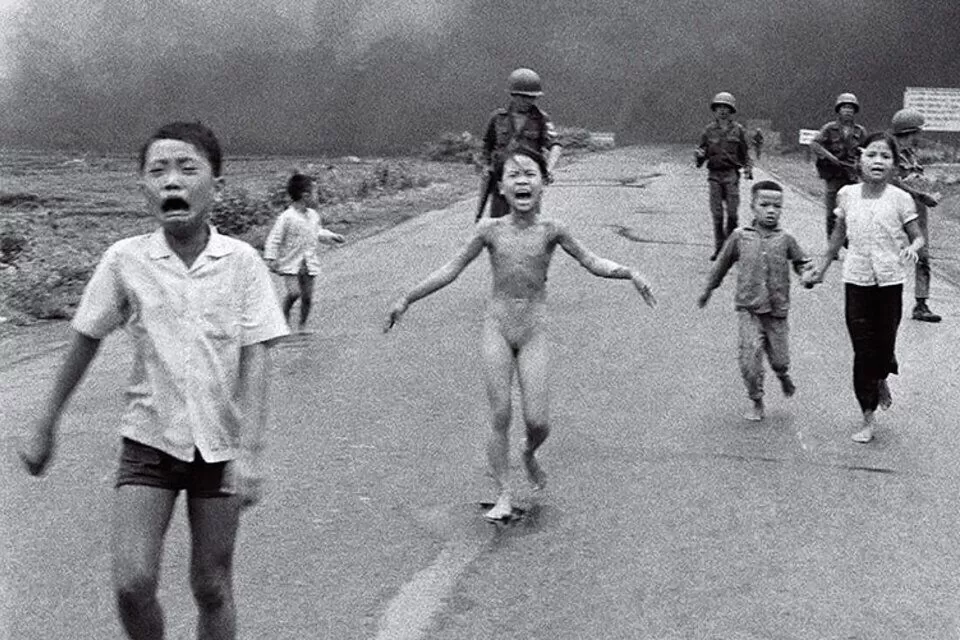 Niña vietnamita escapando de las bombas incendiarias. Foto de Nick Ut, 1972