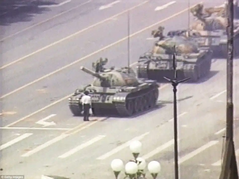 El 5 de junio de 1989, un hombre se paró frente a un tanque chino impidiendo el avance ,después de la masacre de la Plaza de Tiananmen. Foto AP - Jeff Widener
