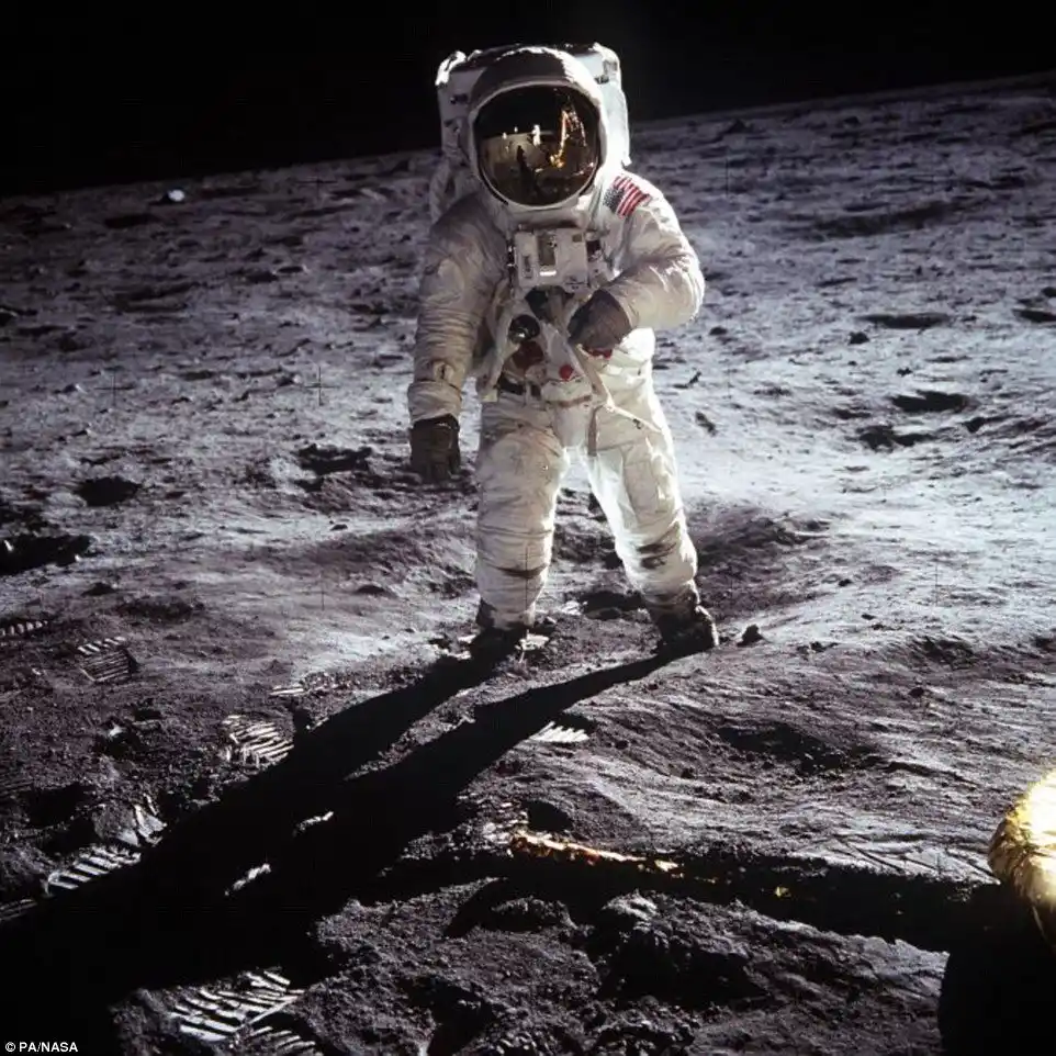 El astronauta Buzz Aldrin caminando sobre la superficie de la Luna, 20 de julio de 1969. Foto de Neil Armstrong / NASA