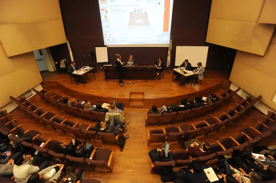 EL ESCENARIO. El anfiteatro del Colegio de Abogados se convirtió en una sala de juicios para el simulacro en el que un jurado resolvió un caso. 