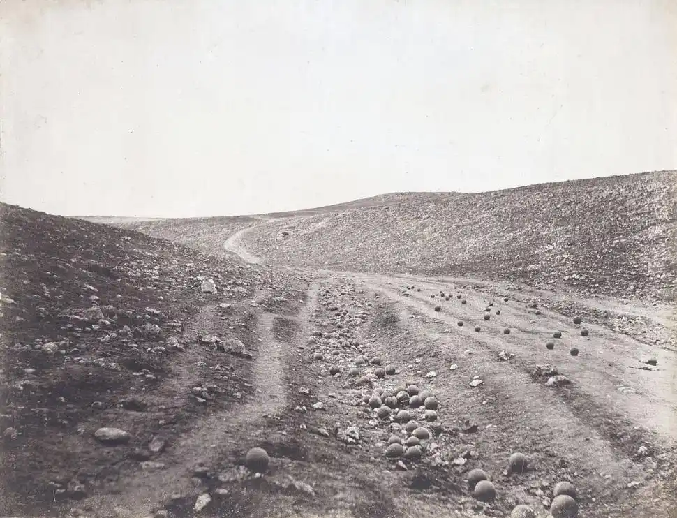 El valle de la sombra de la muerte por Roger Fenton, 1855 . Primera fotografia de guerra en la guerra de  Crimea.