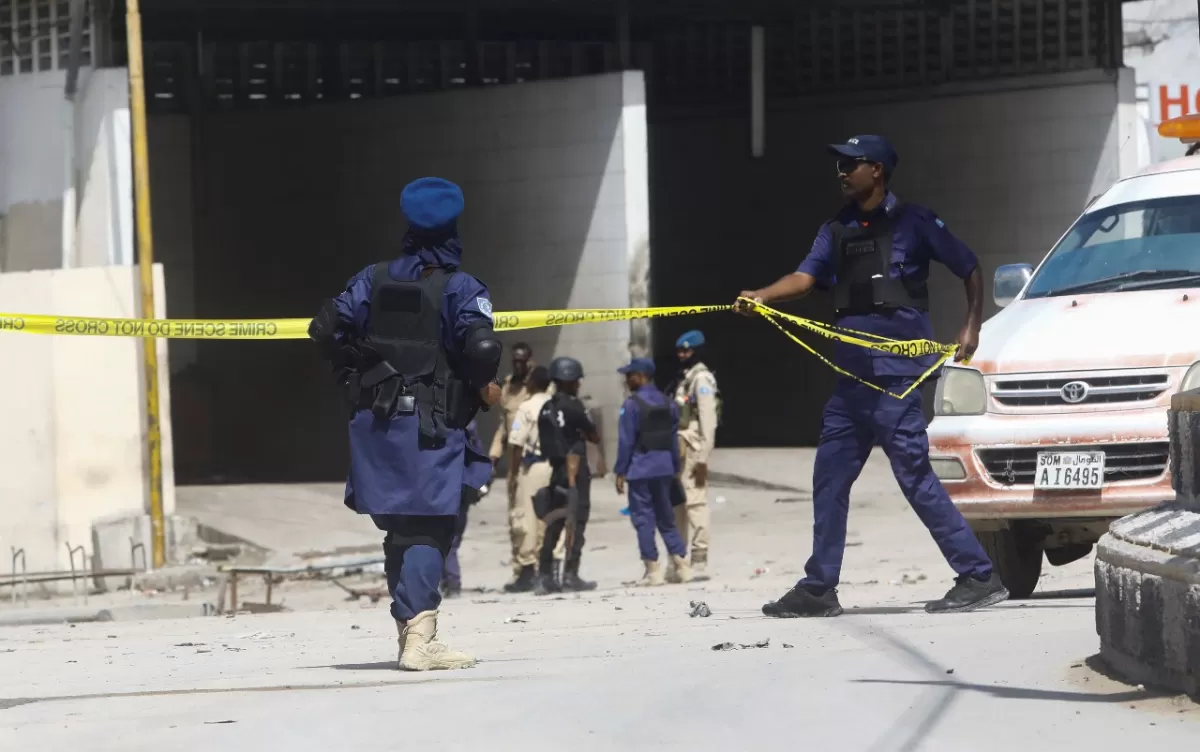 Un ataque con toma de rehenes en un hotel de Somalia deja una docena de muertos