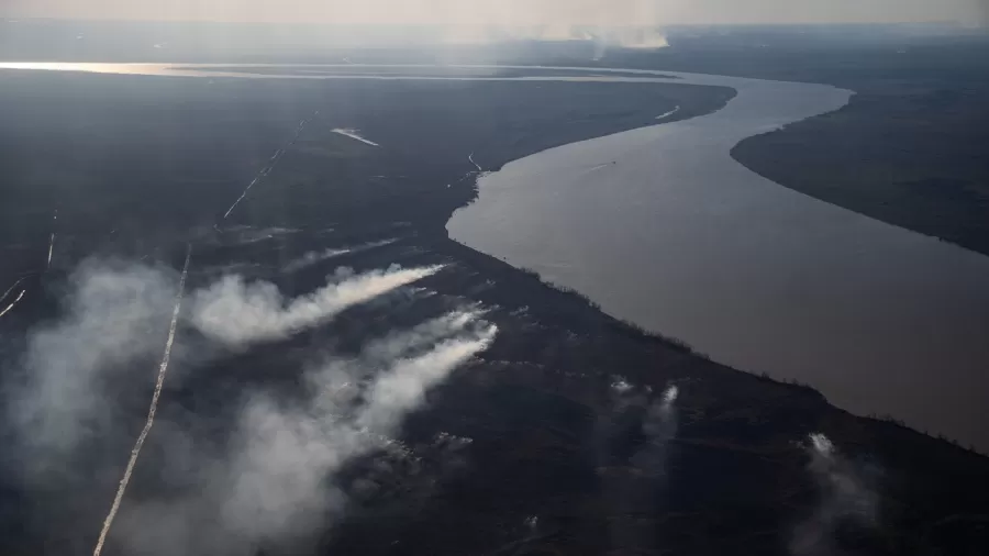 Fuego en el delta: el Gobierno analiza iniciar acciones legales por atentado contra la naturaleza