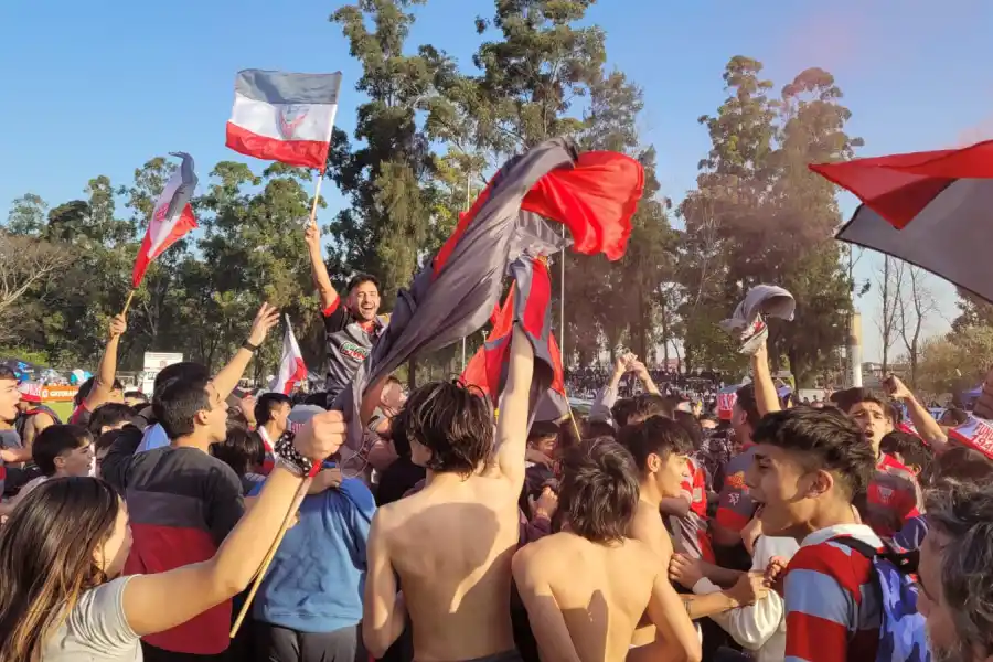 DE NUEVO A PRIMERA. Lince festeja su triunfo ante Jockey Club de Salta. 
