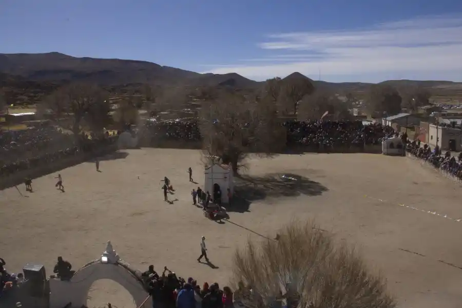 LA JORNADA. A media mañana se presenta la Virgen de la Asunción, con una misa en su honor. Luego, una procesión recorre el pueblo paseando a los patronos de las comunidades vecinas. Tras la plaza principal de Casabindo, llamada Pedro Quipildor, donde se realiza el toreo, puede verse la cumbre del cerro sagrado.