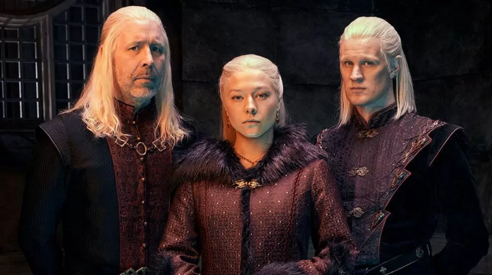 FUERTES INTERESES EN PUGNA. La sucesión del rey Viserys Targaryen en el Trono de Hierro enfrentará a su hermano Daemon con su hija Rhaenyra. 