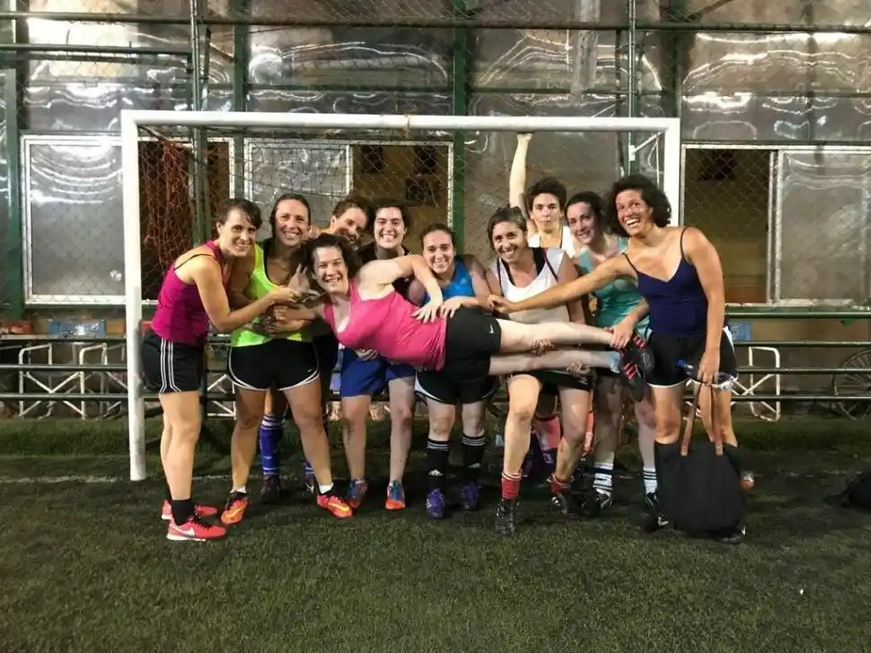COMPAÑERAS. “Coca” juega al fútbol con sus amigas de manera amateur.