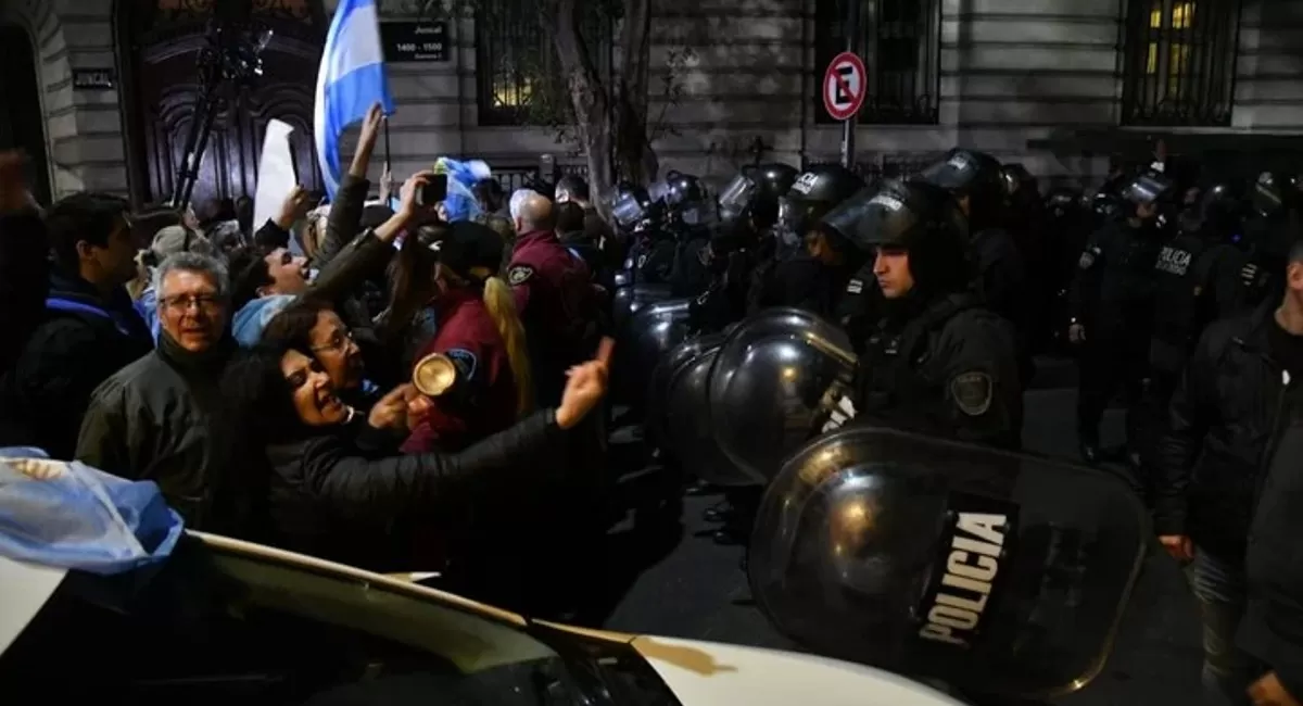 TENSIÓN. Manifestantes a favor y en contra se congregaron frente a la casa de CFK. Foto tomada de: clarín.com