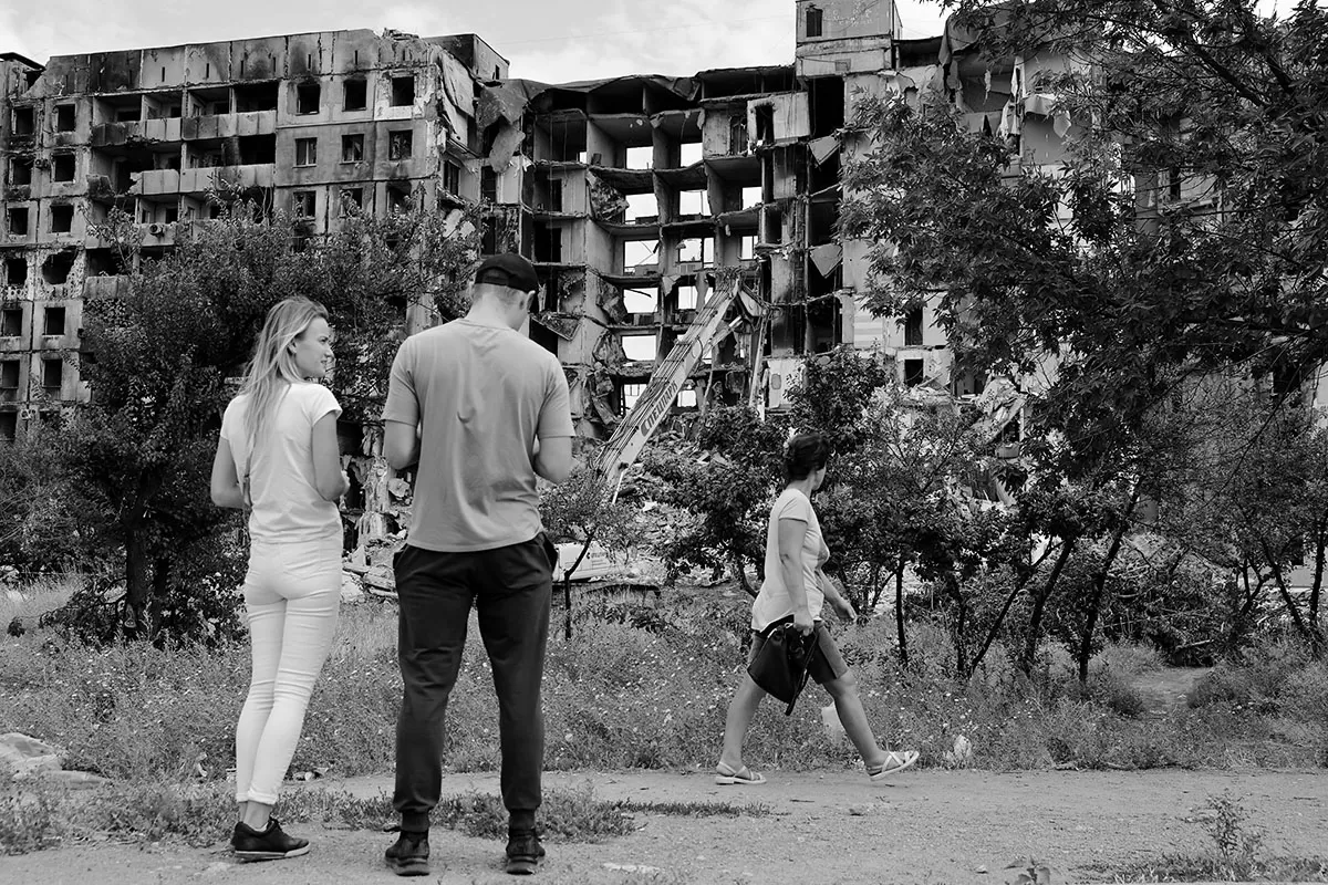 DEMOLICIÓN. En Mariupol están tirando abajo los edificios que sufrieron lo peor de los bombardeos, para evitar que caigan sobre los transeúntes.