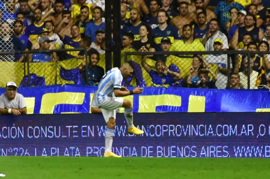 David Barbona festeja su gol durante el último triunfo que consiguió Atlético sobre Boca en La Bombonera.