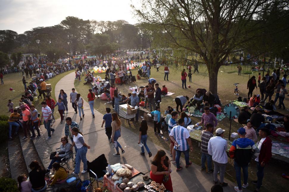 DISFRUTANDO HASTA QUE LAS SOMBRAS SE HACEN LARGAS. El principal parque de la provincia mostró un incesante trajín hasta que se fue la tarde. 