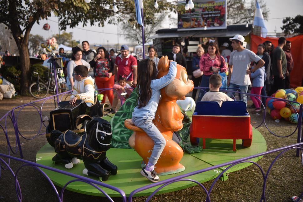 UN CUENTO INFANTIL EN CADA RECODO. Los niños siempre tienen excusa para el disfrute. Como esta “ardillita” que monta una ardilla.