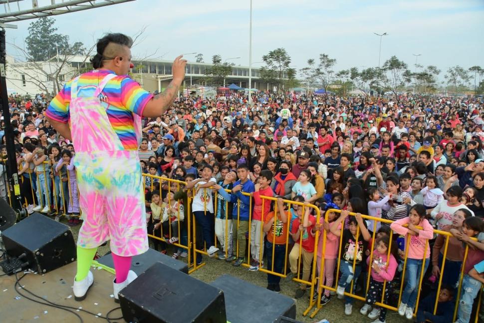 UNA PARADA PARA LA DIVERSIÓN. La terminal de la “Perla del Sur” se convirtió en un andén dominical para la alegría de los chicos, que rieron y aplaudieron a los payasos que les desearon un feliz día.