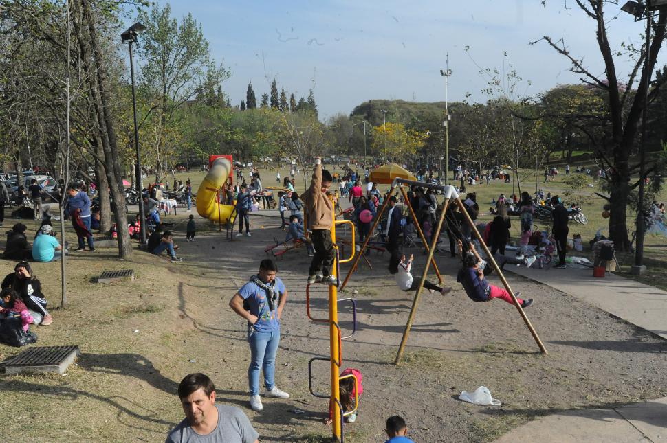 EN LO MÁS ALTO DE LA DIVERSIÓN. Los columpios y los postes para escalar del parque Guillermina tuvieron un domingo de alta demanda.