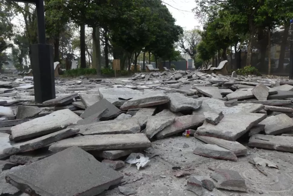 EN RUINAS. El piso de la plaza central de Monteros quedó destruido por las obras que empezó la Municipalidad.  