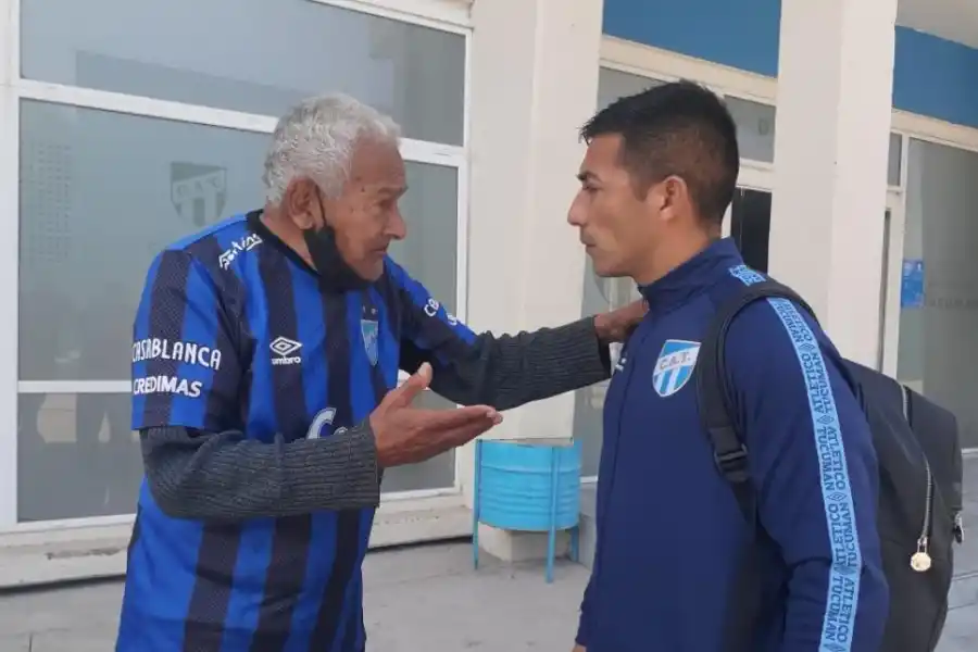 MUY BUENA ONDA. Guillermo Acosta dialoga con un hincha que se acercó a ver la práctica del lunes en el Monumental. La Gaceta / Fotos de Daniel Coronel