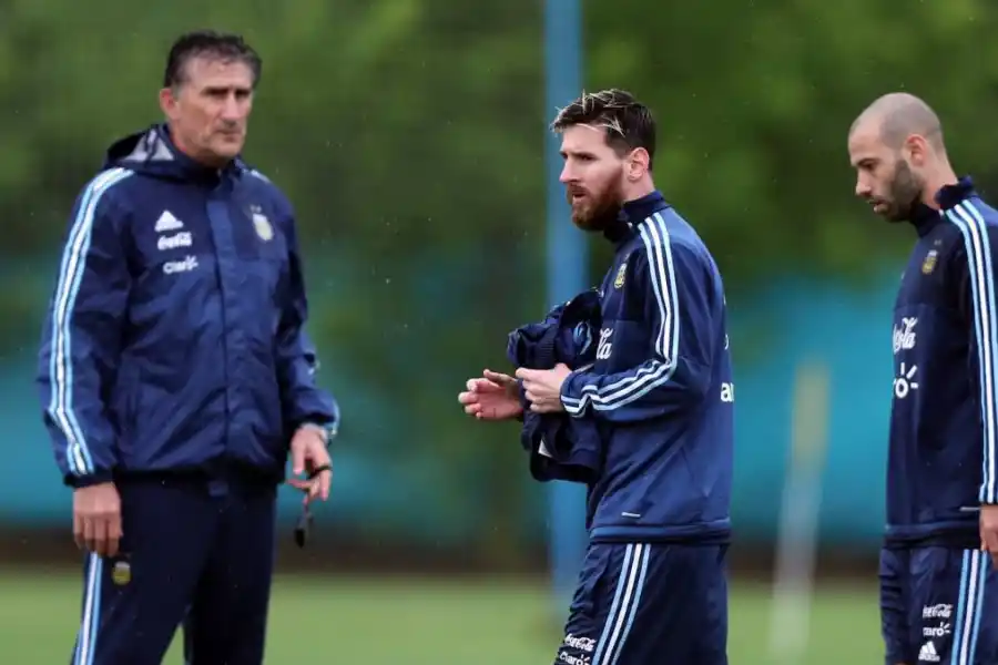 Bauza, Messi y Mascherano, durante un entrenamiento de la Selección en 2017.