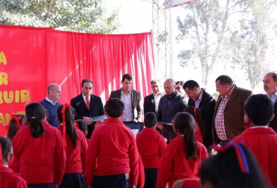 El ministro de Educación participó del acto de entrega de una antena a una escuela de Leales con la que podrán conectarse a internet por Wifi.