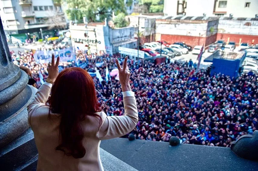 APOYO DE MILITANTES. Cristina Kirchner saluda a una multitud que se acercó el martes al Congreso a escuchar su descargo por la causa Vialidad. Foto de Twitter @CFKArgentina