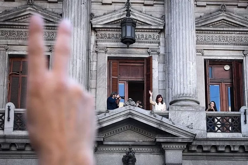 EN EL CONGRESO. Cristina Kirchner saluda a militantes luego de su descargo público por las acusaciones de los fiscales Luciani y Mola. Foto de Twitter @CFKArgentina