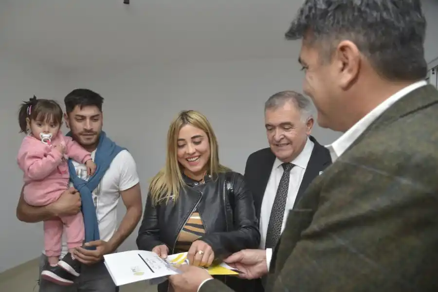 Jaldo entregó las llaves a los adjudicatarios de 80 viviendas sociales construidas en San Andrés