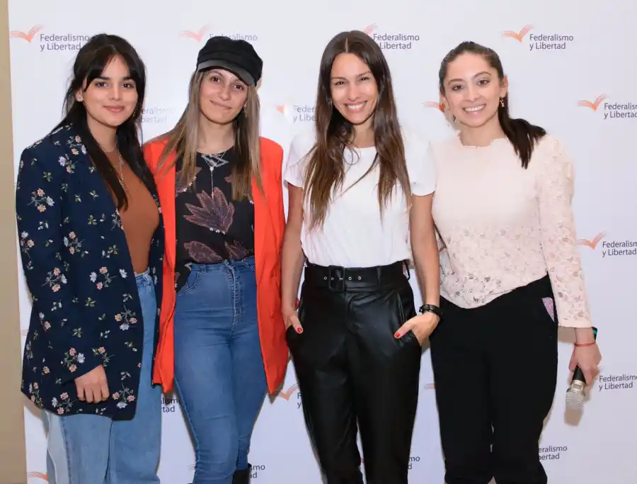 Pampita en la Fundación Federalismo y Libertad junto a Agustina Mendía y Denise Brodersen.