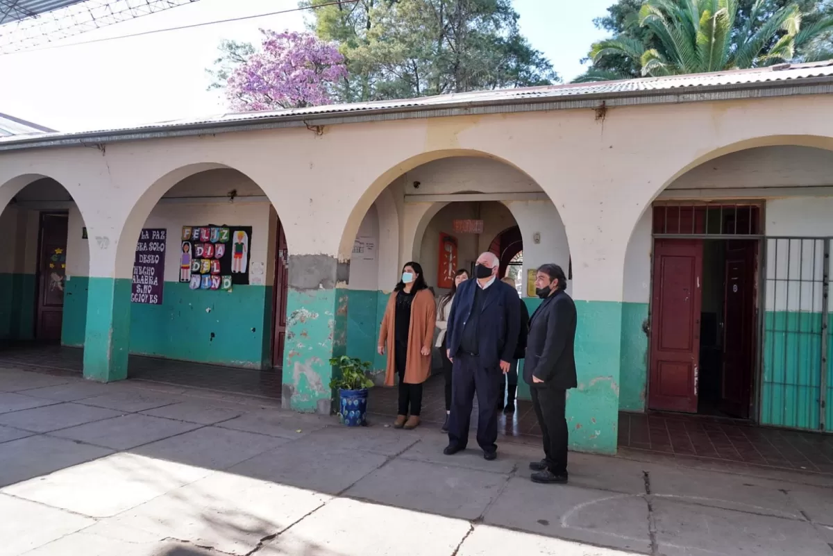 EN RECORRIDA. El legislador Federico Masso visitó la escuela de La Ramada de Arriba. Prensa LDS