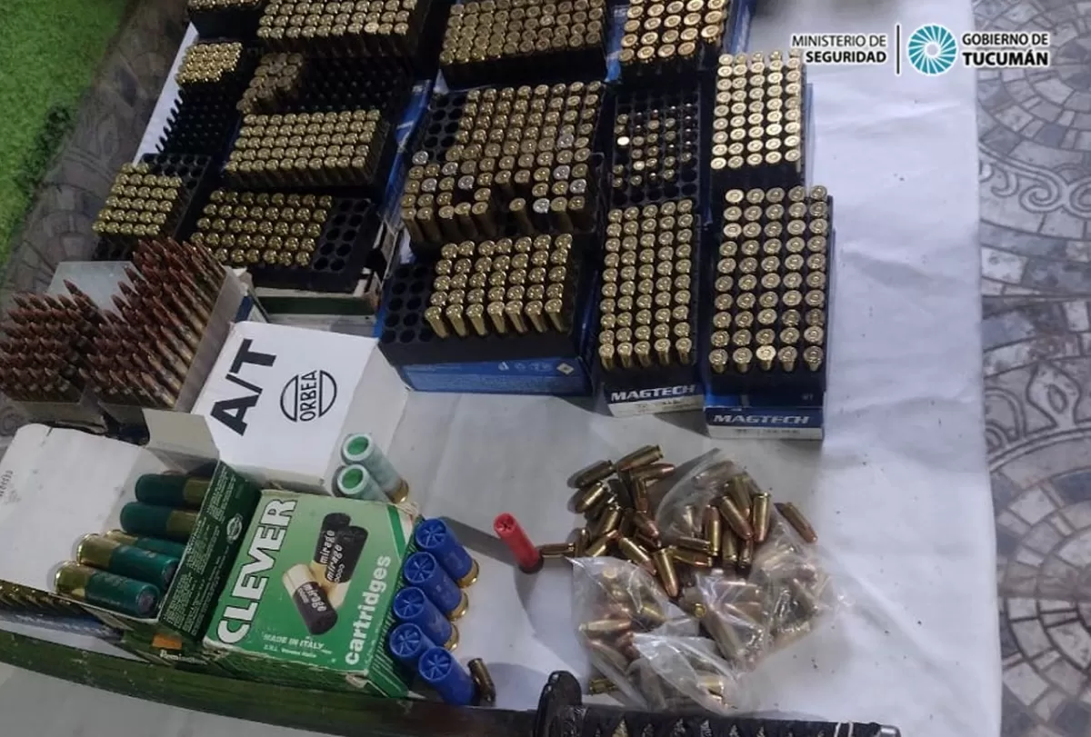 Secuestran un arsenal de armas y drogas en allanamientos en Las Talitas