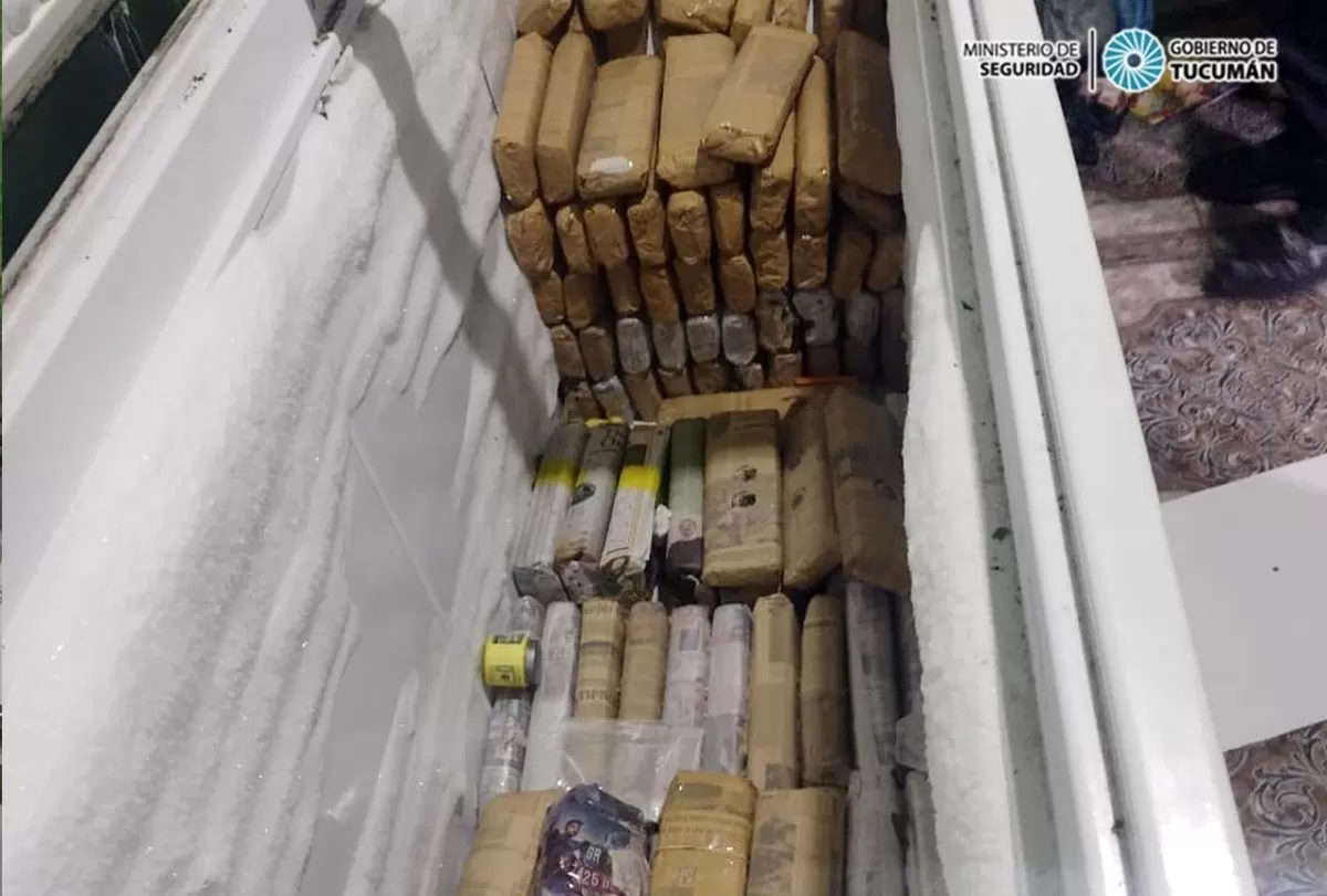 Secuestran un arsenal de armas y drogas en allanamientos en Las Talitas