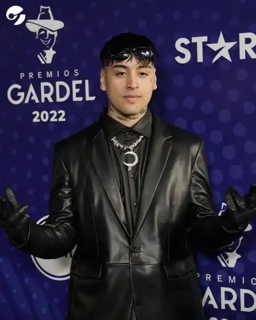 THIAGO PZK. Total black desde las zapatillas hasta los guantes y las gafas. Textura de cuero en un traje de líneas sobrias.