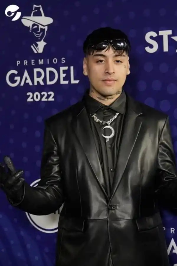 THIAGO PZK. Total black desde las zapatillas hasta los guantes y las gafas. Textura de cuero en un traje de líneas sobrias.