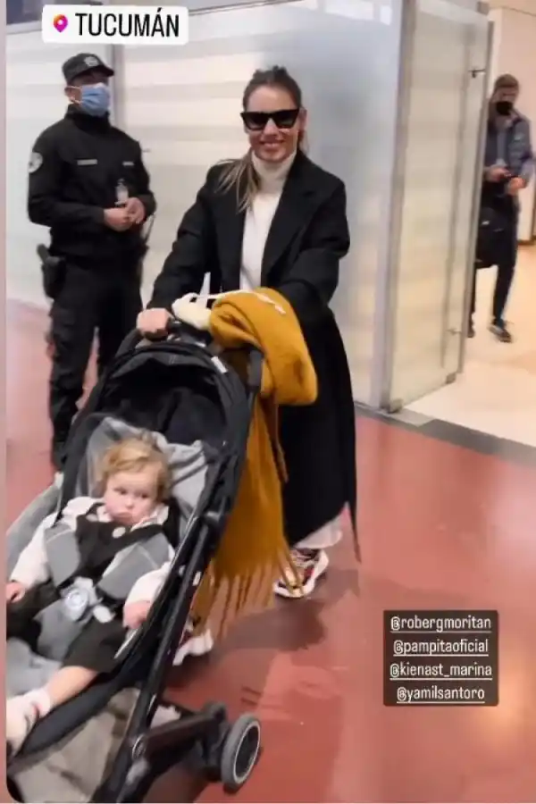 RECIÉN LLEGADA. Sonriendo, Pampita arribó a Tucumán con su pequeña hija Ana en el coche. roberto garcia moritán