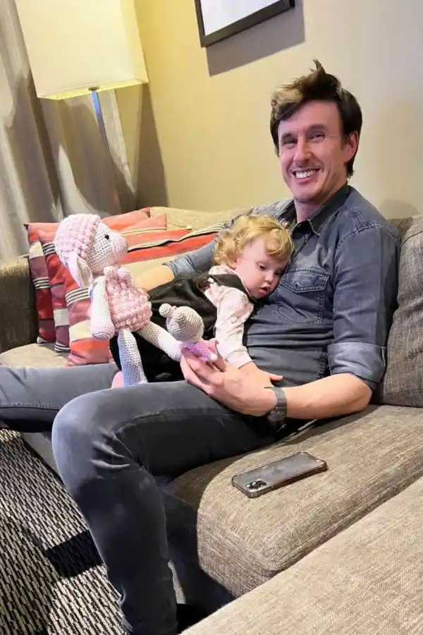 JUNTOS. García Moritán y su hija Ana, fotografiados descansando en la habitación del hotel. fotos creo tucumán