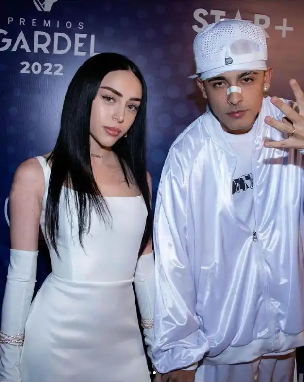 NICKY NICOLE Y TRUENO. La exitosa pareja fue engamada. 