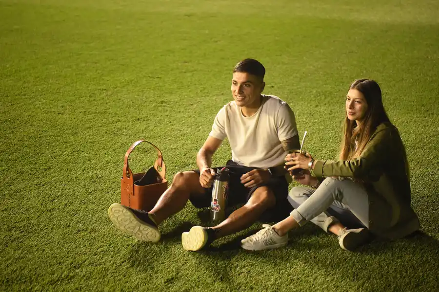EN CASA. Mateo Coronel y su pareja, Sara Guerrero, disfrutaron en soledad del Monumental.
