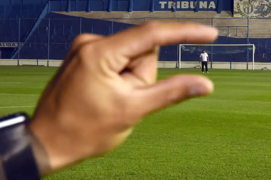 Mateo Coronel anotó un golazo en la victoria de Atlético ante Barracas Central.