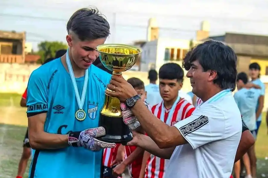 Maza Díaz, junto a Jorge Artero, DT del equipo que se desempeña en la Liga Tucumana.