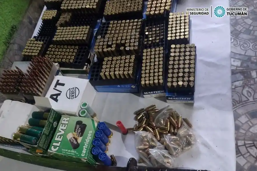 Secuestran un arsenal de armas y drogas en allanamientos en Las Talitas