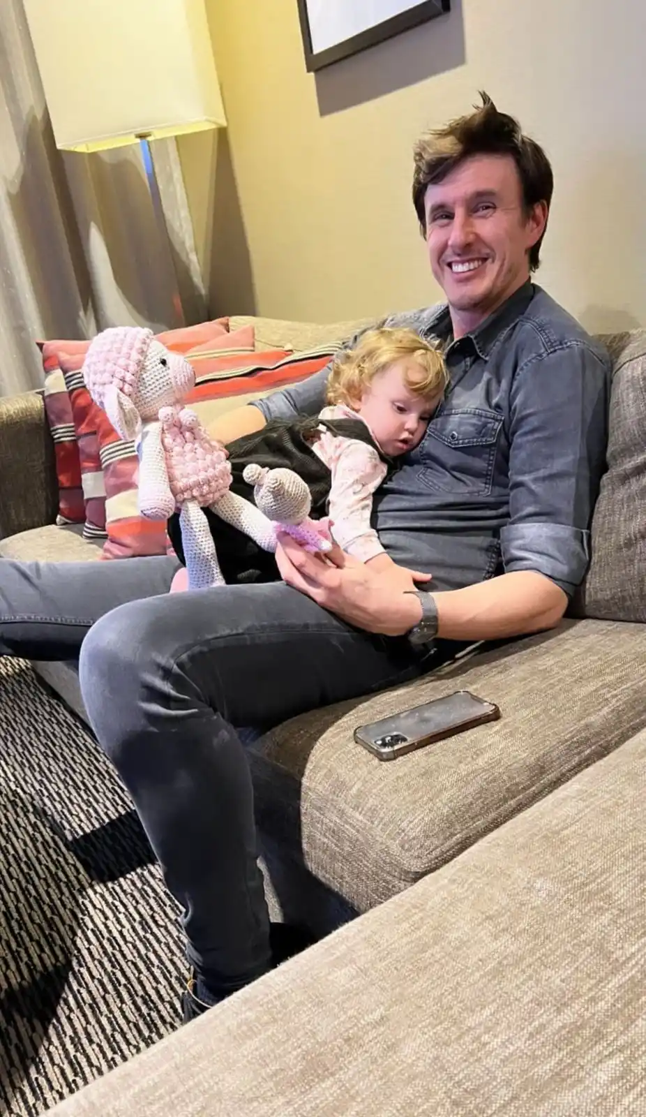 JUNTOS. García Moritán y su hija Ana, fotografiados descansando en la habitación del hotel. fotos creo tucumán