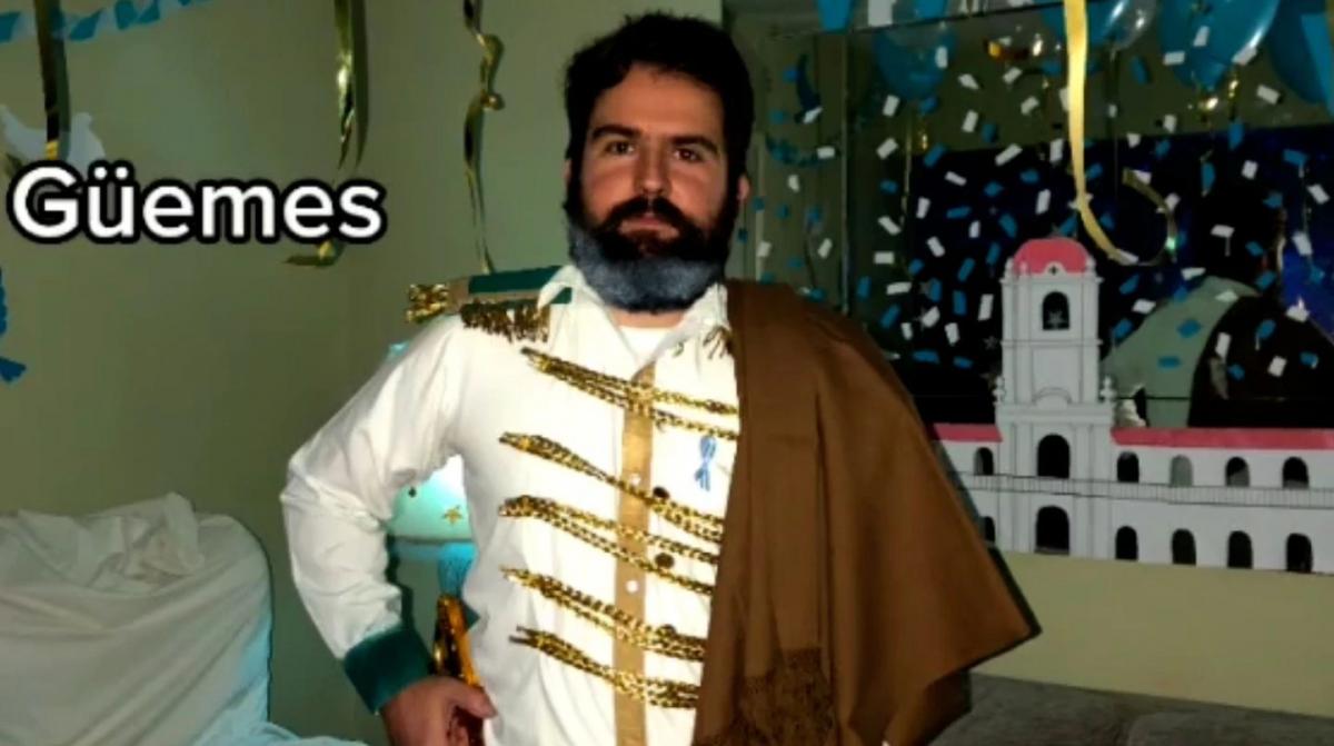 Barrabravas, escarapelas y una empanada: la “fiesta patria” que fue viral por los disfraces de los invitados